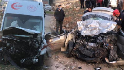 Ambulansla otomobil kafa kafaya çarpıştı: 3 ölü, 3 yaralı