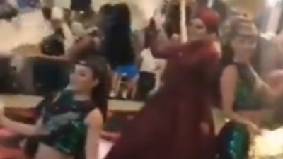 Kına gecesinde Arapça şarkılarla dansöz oynattılar
