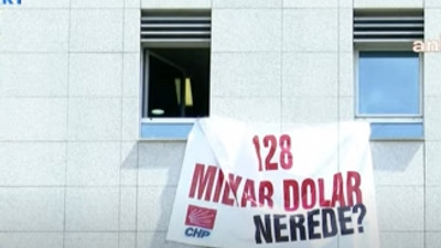 ‘128 milyar dolar nerede’ afişi Meclis’e asıldı