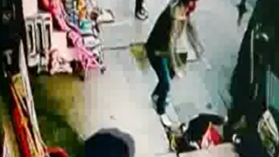 İstanbul'da bir otomobil kaldırımdaki insanlara çarptı... O anlar saniye saniye görüntülendi