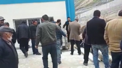 Barajı basan köylüler inşaatı durdurdu