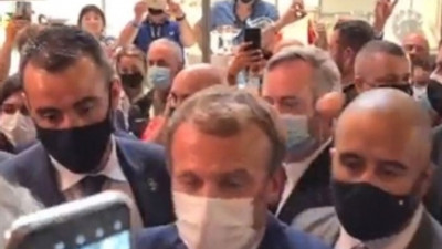 Fransa Cumhurbaşkanı Macron'a yumurtalı protesto