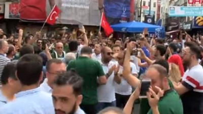 İngiliz taraftarlar İzmir Marşı ile coştu!