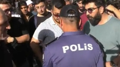 Sokak röportajına polis müdahalesi