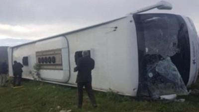 Tokat'ta yolcu otobüsü devrildi: 2 ölü, 10 yaralı