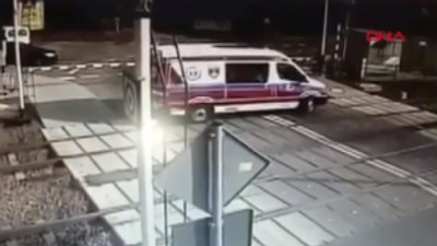 Tren, lastiği raylara sıkışan ambulansı biçti