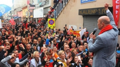 Tunç Soyer, İşçi Korosu ile Çav Bella'yı söyledi