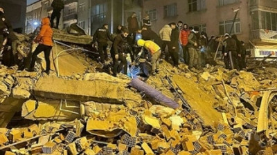6 katlı bina deprem sonrası böyle yıkıldı