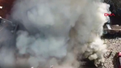 Fatih'te gecekondudaki yangın havadan görüntülendi