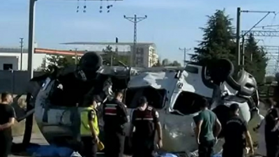 Yük treni minibüse çarptı: 6 ölü