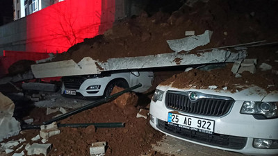 Facia şans eseri atlatıldı: İstinat duvarı 11 otomobilin üzerine çöktü