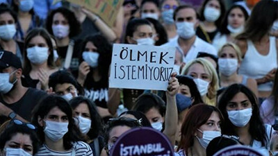 İzmir'de erkek dehşeti: Oğlu tarafından satırlı saldırıya uğrayan anne yaşam savaşı veriyor