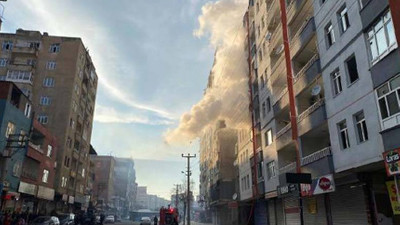 Diyarbakır'da ağır hasarlı binada yangın çıktı