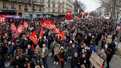 Fransa'da tartışmalı emeklilik reformu nihai olarak kabul edildi