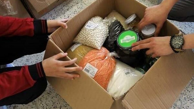 AKP’li belediyenin depremzedelere gönderdiği gıda kolilerinin arkasından AKP’li yönetici çıktı