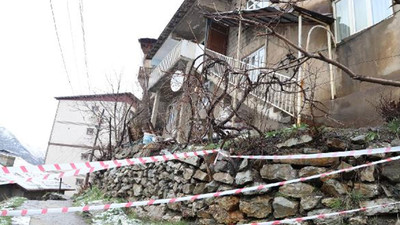 Hakkari'de toprak kayması sonucu istinat duvarı çöktü: 3 ev tahliye edildi