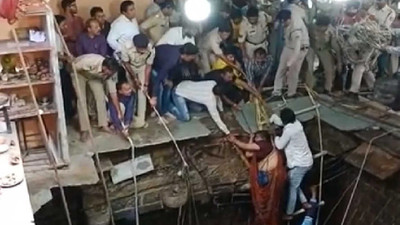 Hindistan'daki tapınakta 25 kişi kuyuya düştü 