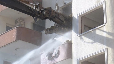 Beylikdüzü'nde kentsel dönüşüm kapsamında 211 daireli sitenin yıkımına başlandı
