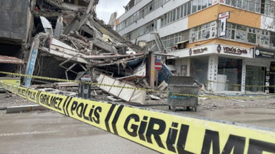 Malatya'da ağır hasarlı bina kendiliğinden çöktü