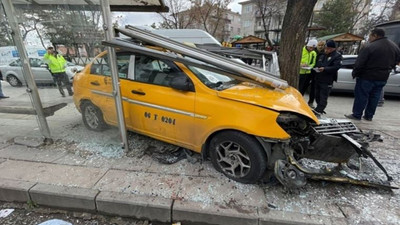 Taksi şoförü otobüs durağına daldı: 1’i ağır 6 yaralı