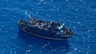 Yaklaşık 400 düzensiz göçmen Akdeniz'de mahsur kaldı
