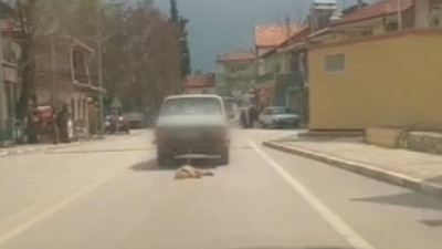 Kan donduran görüntüler: Köpeği otomobilin arkasında sürüklediler