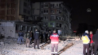 Depremde ağır hasar alan 5 katlı bina kendiliğinden çöktü