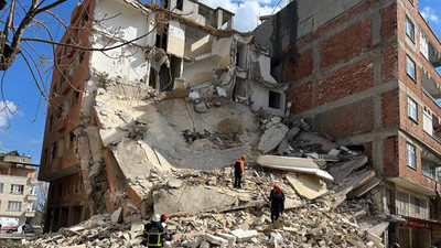Kilis'te depremde ağır hasar alan bina çöktü