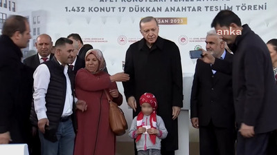 Erdoğan depremzede çocuklara 200 TL dağıttı, devrimci Ahmed Arif'in şiirini okudu