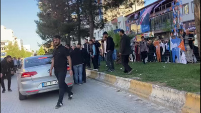Adıyaman'da provokasyonlar sürüyor: CHP konvoyundaki araca saldırı