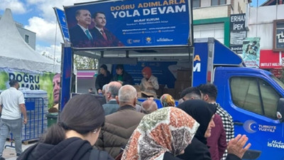 AKP seçim arabasından ekmek dağıtıldı, izdiham oluştu