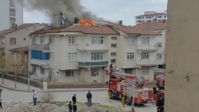 Elazığ'da 3 katlı binanın çatısında yangın çıktı