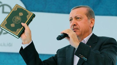 Kuran ve seccadeyle mitingler yapan Erdoğan, Kılıçdaroğlu’nu mezhepçilikle suçladı