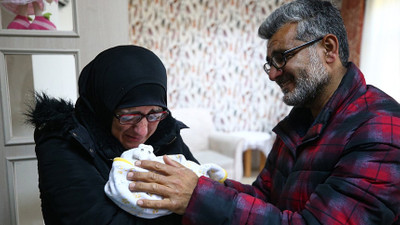 Depremzede aile, 53 gündür göremedikleri 3 aylık bebeklerine sevinç gözyaşlarıyla kavuştu