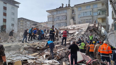 Depremde yıkılan binanın enkazında ceset bulundu