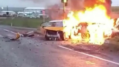 Diyarbakır'da korkunç kaza: Araçlar alev topuna döndü