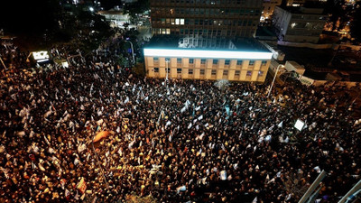 Netanyahu'nun geri adımı yetmedi: İsrail'de yüz binlerce insan gösterilere devam ediyor