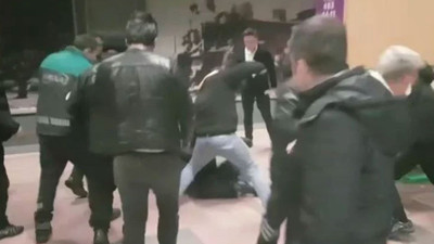 Metrodaki sokak müzisyenlerine saldırı 