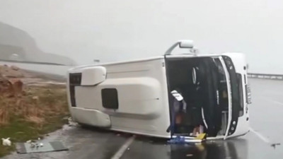 Van'da yolcu otobüsü devrildi, 16 yaralı