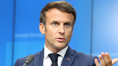 Macron'dan Nijer'deki cuntaya yanıt: Büyükelçimiz Nijer’de kalacak