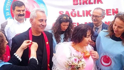 Memur protestosu: Yeni evlenen çifte altın yerine soğan takıldı