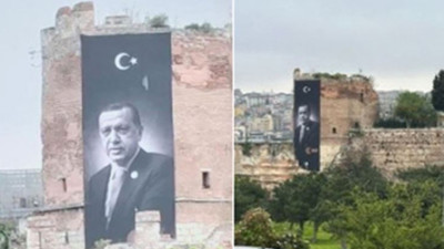 İstanbul'da tarihi surlara Erdoğan posteri asıldı