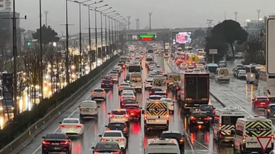 İstanbul'da etkisini gösteren yağmur trafiğe neden oldu