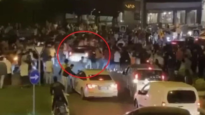 Bursa'da otomobil kutlama yapan Galatasaray taraftarlarının arasına daldı