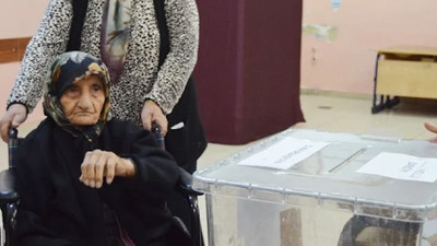 115 yaşında sandığa geldi: Oy kullandı