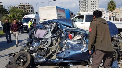Hatay'da feci kaza: Kamyon 3 otomobile çarptı, 13 yaralı