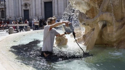 Roma’daki tarihi çeşmeye kömür bazlı sıvıyla saldırı