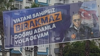 AKP seçim yasaklarını delmeye devam ediyor.. Erdoğan ve Türk bayraklı pankartlar sahada