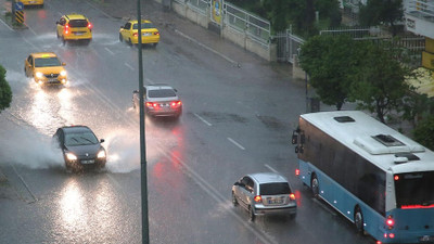 Antalya'da sağanak yağış ve fırtına etkili oldu