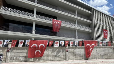‘Atatürk’ adını unuttular ama partilerinin bayraklarını asmayı unutmadılar